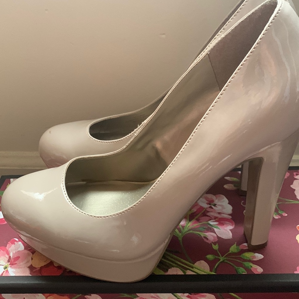 Nude Guess pumps